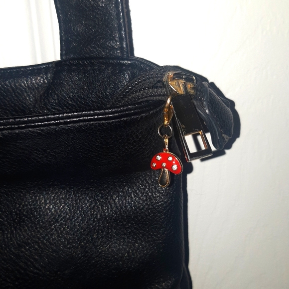 🆕️Pebbled Black Crossbody  With Gold Hardware width 10"×L12" - Picture 6 of 8